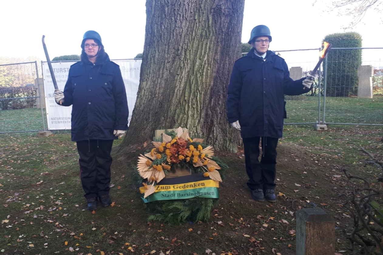 Kranz und Fackelträger