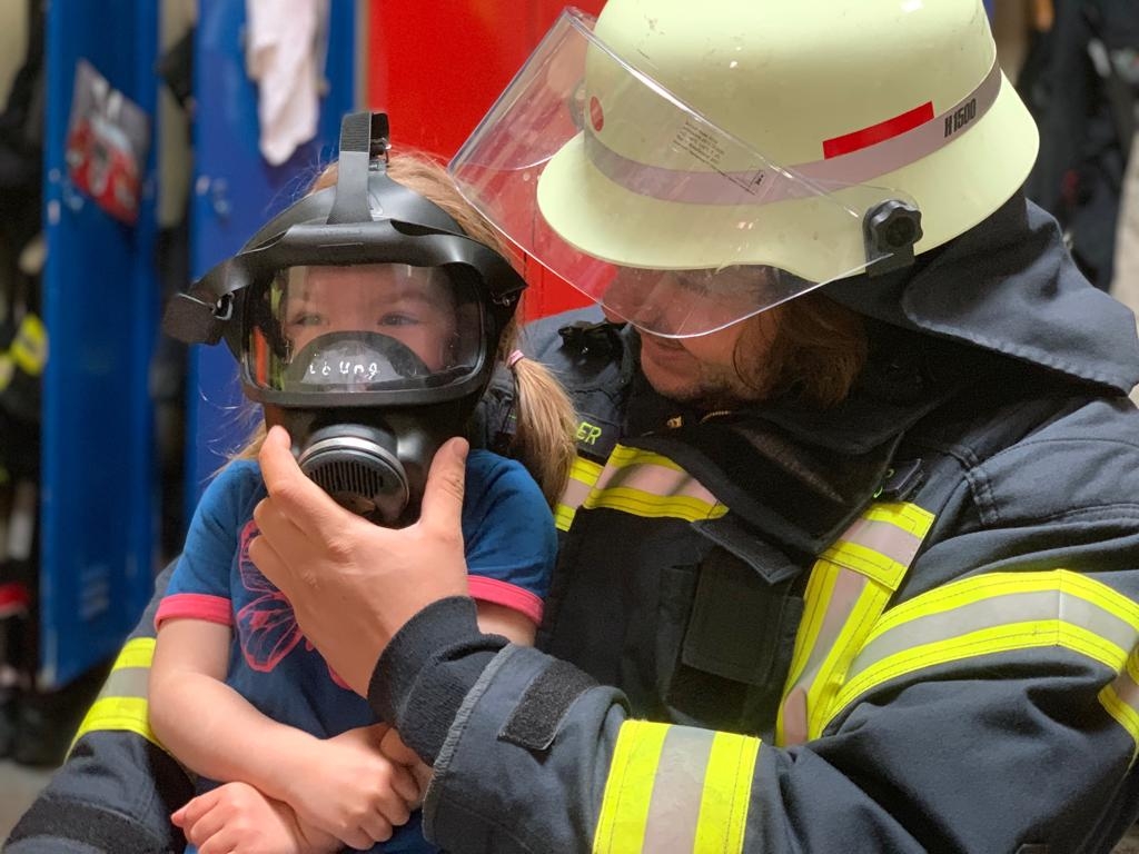 Tagesmtter Kind mit Maske