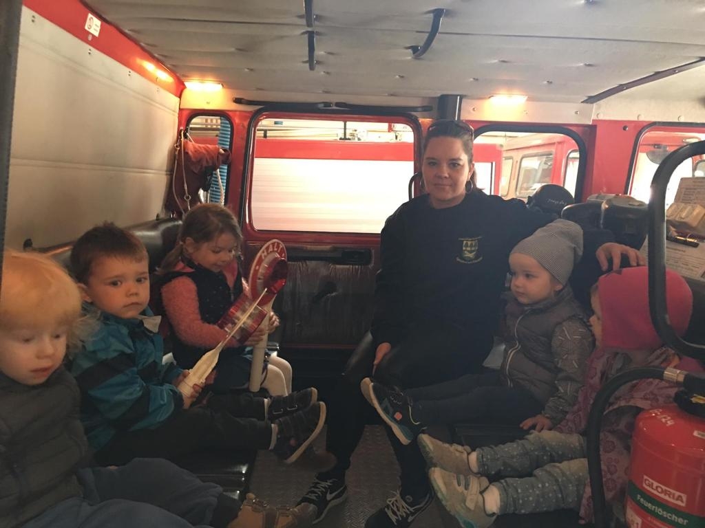 Tagesmtter im Feuerwehrfahrzeug